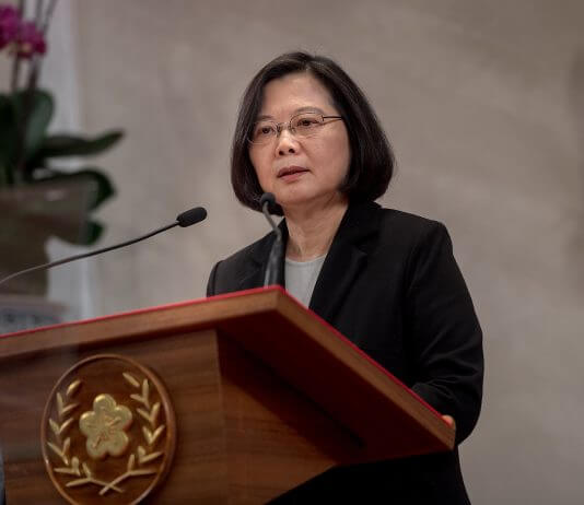Predsednica Tsai seznanja tuje medije o stališču Tajvana do odnosov čez ožino