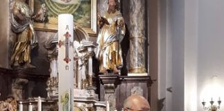 Župnija v Dolskem gostila romarje s Tajvana Foto: S.I.K.: Tajvanski nevrokirurg med mašnim nagovorom posvečenim dr. Janežu