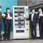 Kirurške maske meščanom dostopne na uličnih prodajnih avtomatih. FOTO: CNA