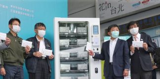 Kirurške maske meščanom dostopne na uličnih prodajnih avtomatih. FOTO: CNA