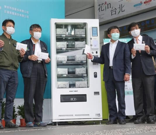 Kirurške maske meščanom dostopne na uličnih prodajnih avtomatih. FOTO: CNA