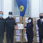 SLOVENIJA MED PREJEMNICAMI DONACIJ TAJVANA Foto: Namestnik generalnega direktorja Uprave RS za zaščito in reševanje, Stanislav Lotrič, prejema donacijo tajvanske vlade, ki jo je izročila vodja tajvanskega predstavništva v Avstriji Vanessa Shih (Vir: Tajvansko predstavništvo na Dunaju)