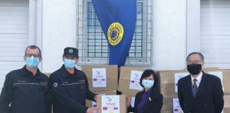 SLOVENIJA MED PREJEMNICAMI DONACIJ TAJVANA Foto: Namestnik generalnega direktorja Uprave RS za zaščito in reševanje, Stanislav Lotrič, prejema donacijo tajvanske vlade, ki jo je izročila vodja tajvanskega predstavništva v Avstriji Vanessa Shih (Vir: Tajvansko predstavništvo na Dunaju)