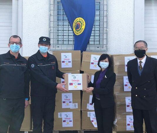 SLOVENIJA MED PREJEMNICAMI DONACIJ TAJVANA Foto: Namestnik generalnega direktorja Uprave RS za zaščito in reševanje, Stanislav Lotrič, prejema donacijo tajvanske vlade, ki jo je izročila vodja tajvanskega predstavništva v Avstriji Vanessa Shih (Vir: Tajvansko predstavništvo na Dunaju)