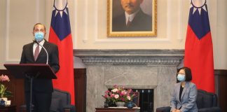 Zgodovinsko srečanje med ameriškim ministrom za zdravje Alexom Azarjem in tajvansko predsednico Tsai Ing-wen Foto: CNA