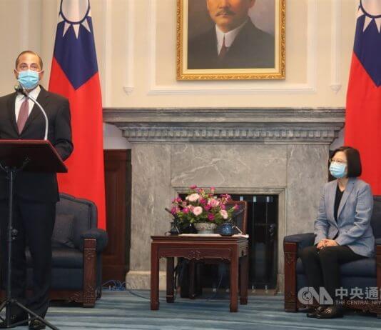 Zgodovinsko srečanje med ameriškim ministrom za zdravje Alexom Azarjem in tajvansko predsednico Tsai Ing-wen Foto: CNA