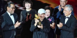 57. podelitev nagrad zlati konj Foto: Tajvanski režiser Hou Hsiao-hsien prejema nagrado za življenjsko delo (CNA).