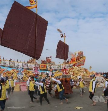 Tisoči so se odpravili na južno tajvansko obalo, da bi videli »kraljevo ladjo« Foto: CNA