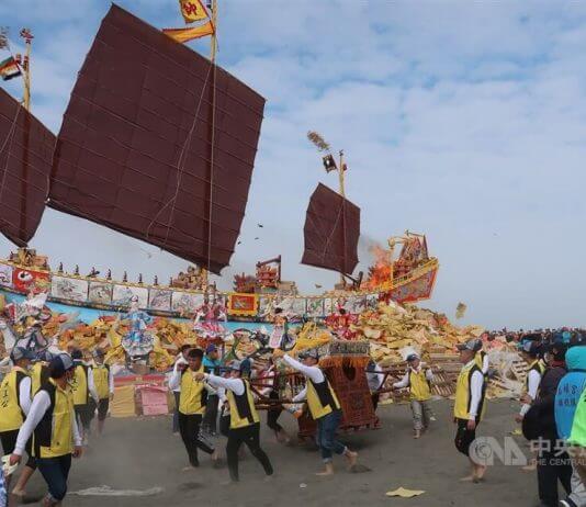 Tisoči so se odpravili na južno tajvansko obalo, da bi videli »kraljevo ladjo« Foto: CNA