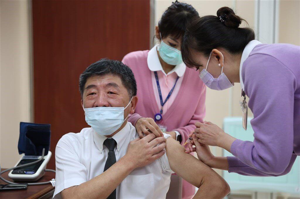 Foto: Minister za zdravje Chen Shih-chung (陳時中) prejema cepivo, CNA