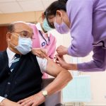 Prvi odmerek cepiva AstraZenece sta prejela premier in minister za zdravje Foto: Premier Su Tseng-chang (蘇貞昌) prejema cepivo, CNA