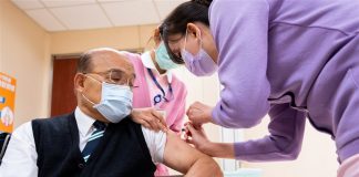 Prvi odmerek cepiva AstraZenece sta prejela premier in minister za zdravje Foto: Premier Su Tseng-chang (蘇貞昌) prejema cepivo, CNA