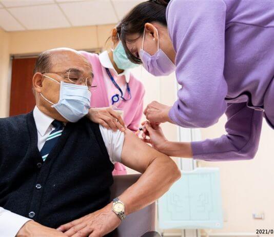 Prvi odmerek cepiva AstraZenece sta prejela premier in minister za zdravje Foto: Premier Su Tseng-chang (蘇貞昌) prejema cepivo, CNA