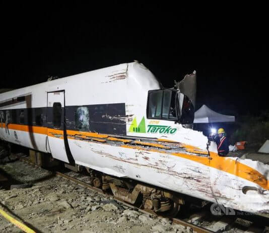 S prizorišča tragične nesreče pred predorom Qingshui odstranjen še zadnji vagon vlaka Foto: CNA