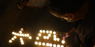 Virtualno obeleženje spomina na represijo na Trgu nebeškega miru v Pekingu S svečami zapisani številki "šest" in "štiri" v kitajskih pismenkah med nočnim bedenjem v Tajpeju junija 2020 v spomin na represijo na Trgu nebeškega miru v Pekingu (Foto: CNA)