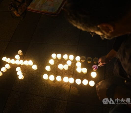 Virtualno obeleženje spomina na represijo na Trgu nebeškega miru v Pekingu S svečami zapisani številki "šest" in "štiri" v kitajskih pismenkah med nočnim bedenjem v Tajpeju junija 2020 v spomin na represijo na Trgu nebeškega miru v Pekingu (Foto: CNA)