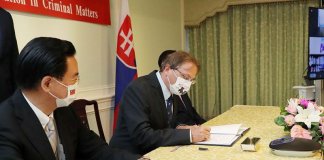Tajvan in Slovaška sta sklenili dogovor o pravosodnem sodelovanju Foto: Tajvanski zunanji minister Jaushieh Joseph Wu (levo) in predstavnik Slovaške Martin Podstavek ob podpisovanju sporazuma (MOFA)