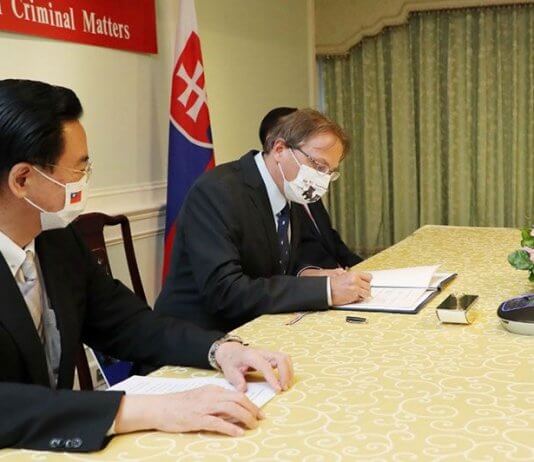 Tajvan in Slovaška sta sklenili dogovor o pravosodnem sodelovanju Foto: Tajvanski zunanji minister Jaushieh Joseph Wu (levo) in predstavnik Slovaške Martin Podstavek ob podpisovanju sporazuma (MOFA)