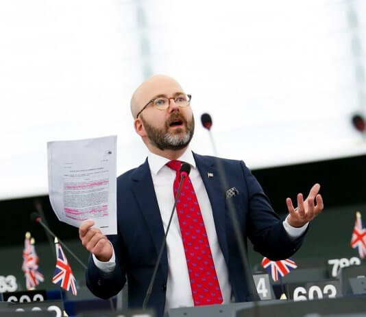 Evropski parlament je sprejel poročilo o krepitvi odnosov med Tajvanom in EU Foto: Evopski poslanec Charlie Weimers, facebook.com/Charlie.Weimers