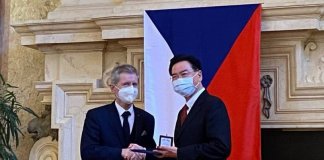 Predsednik češkega senata je tajvanskemu zunanjemu ministru podelil srebrno medaljo Foto: MOFA