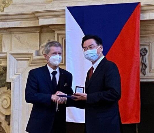 Predsednik češkega senata je tajvanskemu zunanjemu ministru podelil srebrno medaljo Foto: MOFA