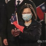 Odnosi med Tajvanom in Kitajsko v 2022 polni negotovosti, pozivi k dialogu Foto: Predsednica Tsai Ing-wen pozdravlja dvig zastave pred predsedniškim uradom ob novoletni slovesnosti. Vir: CNA.