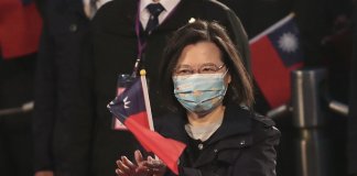 Odnosi med Tajvanom in Kitajsko v 2022 polni negotovosti, pozivi k dialogu Foto: Predsednica Tsai Ing-wen pozdravlja dvig zastave pred predsedniškim uradom ob novoletni slovesnosti. Vir: CNA.