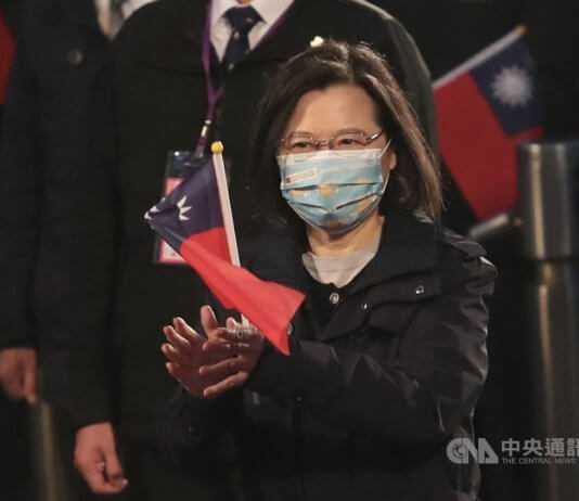 Odnosi med Tajvanom in Kitajsko v 2022 polni negotovosti, pozivi k dialogu Foto: Predsednica Tsai Ing-wen pozdravlja dvig zastave pred predsedniškim uradom ob novoletni slovesnosti. Vir: CNA.