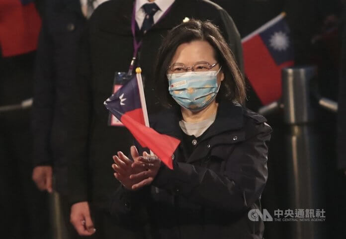 Foto: Predsednica Tsai Ing-wen pozdravlja dvig zastave pred predsedniškim uradom ob novoletni slovesnosti. Vir: CNA.
