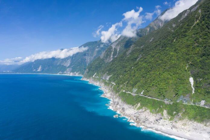 Tajvanska obala, z obrobnimi otočji, se razteza na več kot 1500 kilometrih (Foto: Chuang Kung-ju).