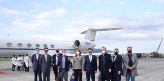 Uradni obisk delegacije iz ZDA na visoki ravni Foto: Tajvanski zunanji minister Jaushieh Joseph Wu (četrti z desne) sprejema visoko ameriško delegacijo na letališču Taipei Songshan (MOFA).