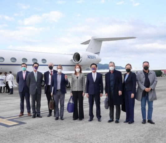 Uradni obisk delegacije iz ZDA na visoki ravni Foto: Tajvanski zunanji minister Jaushieh Joseph Wu (četrti z desne) sprejema visoko ameriško delegacijo na letališču Taipei Songshan (MOFA).