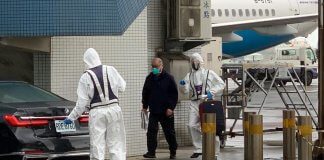 Tajvanski aktivist izpuščen iz kitajskega zapora Prodemokratični aktivist Lee Ming-che (na sredini) je ob prihodu na Tajvan pospremljen v karanteno. Foto: CNA