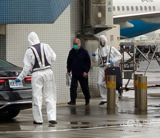 Tajvanski aktivist izpuščen iz kitajskega zapora Prodemokratični aktivist Lee Ming-che (na sredini) je ob prihodu na Tajvan pospremljen v karanteno. Foto: CNA