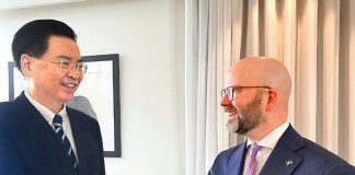 Tajvan bo obiskala prva delegacija švedskega in evropskega parlamenta Minister za zunanje zadeve Jaushieh Joseph Wu (levo) in evropski poslanec Charlie Weimers se bosta v aprilu srečala v Tajpeju med prvim obiskom švedske in evropske parlamentarne delegacije (@weimers Twitter)