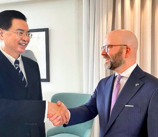 Tajvan bo obiskala prva delegacija švedskega in evropskega parlamenta Minister za zunanje zadeve Jaushieh Joseph Wu (levo) in evropski poslanec Charlie Weimers se bosta v aprilu srečala v Tajpeju med prvim obiskom švedske in evropske parlamentarne delegacije (@weimers Twitter)