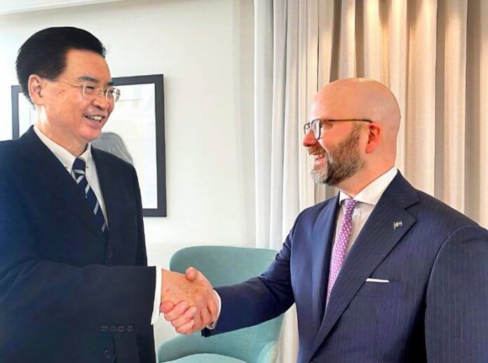 Minister za zunanje zadeve Jaushieh Joseph Wu (levo) in evropski poslanec Charlie Weimers se bosta v aprilu srečala v Tajpeju med prvim obiskom švedske in evropske parlamentarne delegacije (@weimers Twitter)