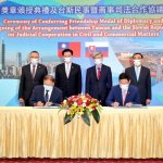 Slovaška s Tajvanom sklenila dogovor o pravosodnem sodelovanju v civilnih in gospodarskih zadevah Zunanji minister Jaushieh Joseph Wu (zadaj, drugi levo), podpredsednik pravosodne veje oblasti Tsai Jeong-duen (zadaj, drugi desno), pravosodni minister Tsai Ching-hsiang (zadaj desno) in podpredsednik slovaškega državnega sveta Milan Laurencik (zadaj levo) ob podpisu Dogovora o pravosodnem sodelovanju v civilnih in gospodarskih zadevah med Tajvanom in Slovaško, ki sta ga podpisala Lee Nan-yang (desno), vodja predstavništva Tajpeja v Bratislavi, in Martin Podstavek, vodja slovaškega predstavništva v Tajpeju, 8. junija na sedežu tajvanskega zunanjega ministrstva v Tajpeju. Foto: MOFA.