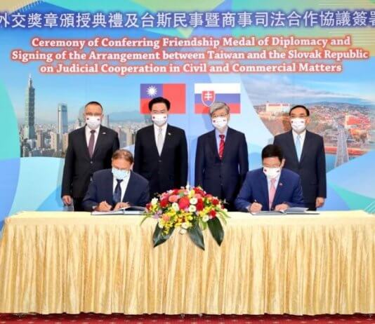 Slovaška s Tajvanom sklenila dogovor o pravosodnem sodelovanju v civilnih in gospodarskih zadevah Zunanji minister Jaushieh Joseph Wu (zadaj, drugi levo), podpredsednik pravosodne veje oblasti Tsai Jeong-duen (zadaj, drugi desno), pravosodni minister Tsai Ching-hsiang (zadaj desno) in podpredsednik slovaškega državnega sveta Milan Laurencik (zadaj levo) ob podpisu Dogovora o pravosodnem sodelovanju v civilnih in gospodarskih zadevah med Tajvanom in Slovaško, ki sta ga podpisala Lee Nan-yang (desno), vodja predstavništva Tajpeja v Bratislavi, in Martin Podstavek, vodja slovaškega predstavništva v Tajpeju, 8. junija na sedežu tajvanskega zunanjega ministrstva v Tajpeju. Foto: MOFA.