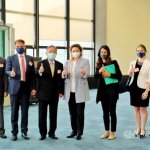 V Tajvanu ni prostora za kitajsko agresijo: podpredsednica Evropskega parlamenta Podpredsednica Evropskega parlamenta Nicola Beer (četrta desno), namestnik tajvanskega zunanjega ministra Tien Chung-kwang (田中光, tretji levo) in drugi uradniki. Foto: CNA.