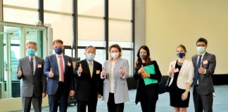 V Tajvanu ni prostora za kitajsko agresijo: podpredsednica Evropskega parlamenta Podpredsednica Evropskega parlamenta Nicola Beer (četrta desno), namestnik tajvanskega zunanjega ministra Tien Chung-kwang (田中光, tretji levo) in drugi uradniki. Foto: CNA.