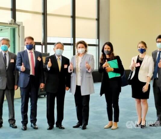 V Tajvanu ni prostora za kitajsko agresijo: podpredsednica Evropskega parlamenta Podpredsednica Evropskega parlamenta Nicola Beer (četrta desno), namestnik tajvanskega zunanjega ministra Tien Chung-kwang (田中光, tretji levo) in drugi uradniki. Foto: CNA.