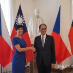 Predsednik tajvanskega parlamenta se je v Pragi srečal s predsednico spodnjega doma češkega parlamenta Foto: CNA.
