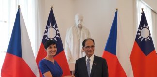 Predsednik tajvanskega parlamenta se je v Pragi srečal s predsednico spodnjega doma češkega parlamenta Foto: CNA.