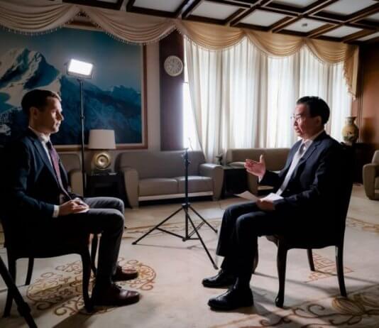 Zunanji minister Wu v ekskluzivnem intervjuju za VOA Zunanji minister Jaushieh Joseph Wu (desno) v intervjuju. Foto: Ministrstvo za zunanje zadeve.