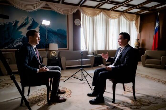 Zunanji minister Jaushieh Joseph Wu (desno) v intervjuju. Foto: Ministrstvo za zunanje zadeve.