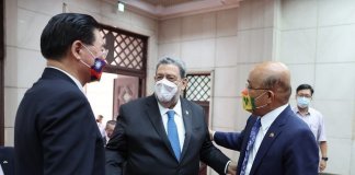 Tajvanski zavezniki bodo Kitajsko obsodili v Združenih narodih Z leve: zunanji minister Joseph Wu, premier SVG Ralph Gonsalves in premier Su Tseng-chang.
