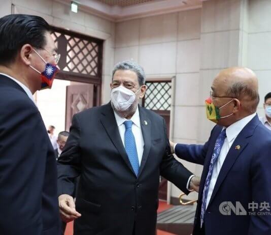 Tajvanski zavezniki bodo Kitajsko obsodili v Združenih narodih Z leve: zunanji minister Joseph Wu, premier SVG Ralph Gonsalves in premier Su Tseng-chang.