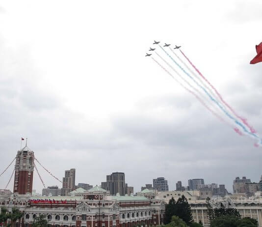 Tajvan v odzivu na Xijev govor potrdil suverenost in neodvisnost Foto: Prelet vojaških letal nad predsedniško palačo ob tajvanskem dnevu državnosti (CNA).