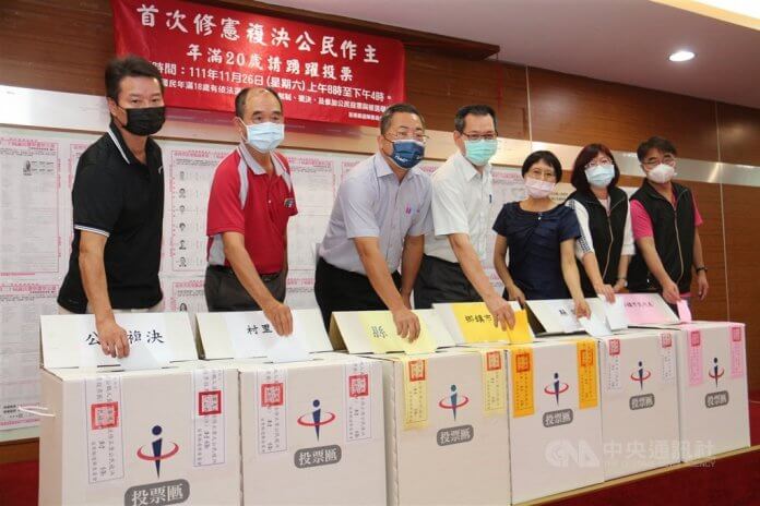 Foto: Uradniki okrožja Miaoli na tiskovni konferenci pojasnjujejo različne barve glasovnic in volilnih skrinjic, ki se bodo uporabljale na tajvanskih lokalnih volitvah konec tega meseca. Vir: CNA.